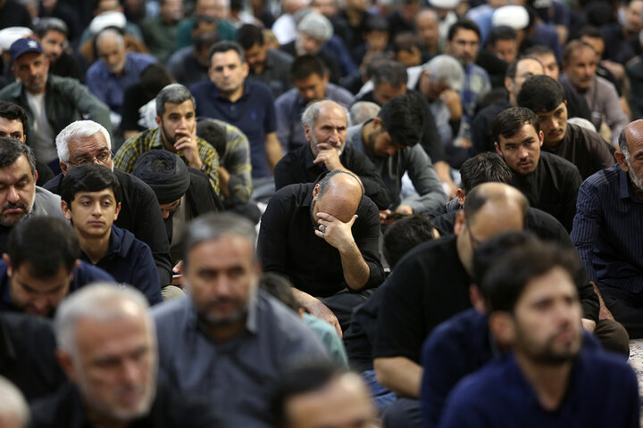 گزارش تصویری | عزاداری زائران حرم بانوی کرامت در ظهر شهادت امام صادق (ع)