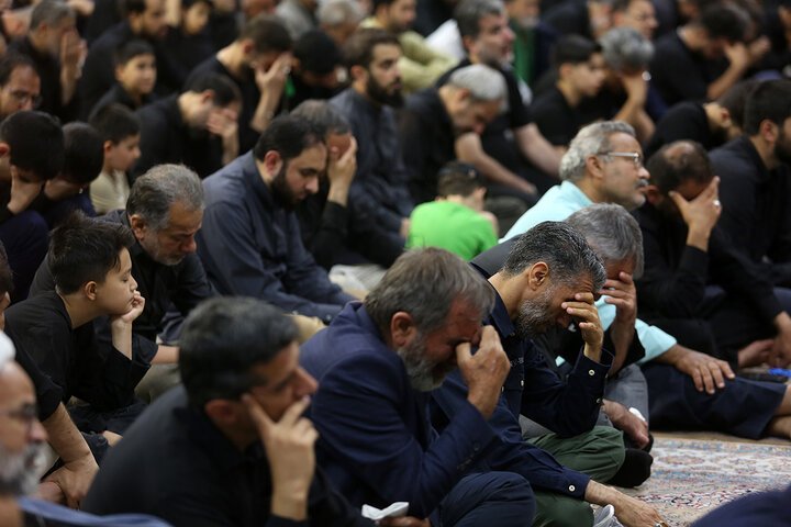 گزارش تصویری | عزاداری زائران حرم بانوی کرامت در ظهر شهادت امام صادق (ع)