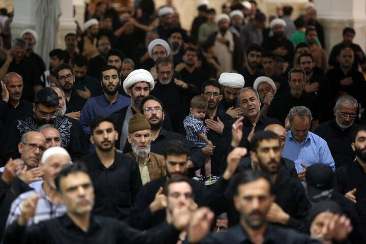 گزارش تصویری | عزاداری زائران حرم بانوی کرامت در ظهر شهادت امام صادق (ع)