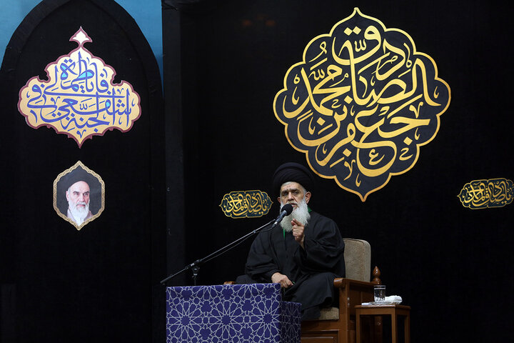 گزارش تصویری | عزاداری زائران حرم بانوی کرامت در ظهر شهادت امام صادق (ع)