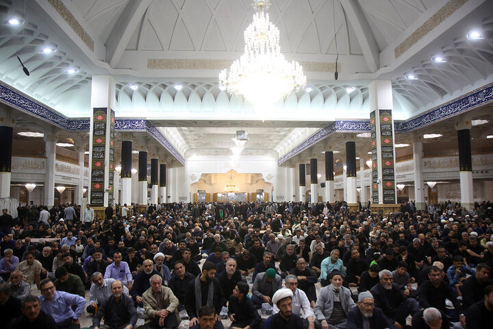 گزارش تصویری | عزاداری زائران حرم بانوی کرامت در ظهر شهادت امام صادق (ع)