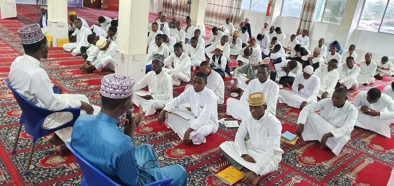 Sheikh Mtulia katika Darsa la Subhi ya Kimaanawi / Kiroho - Jamiat Al-Mustafa (s), Dar-es-Salam - Tanzania + Video