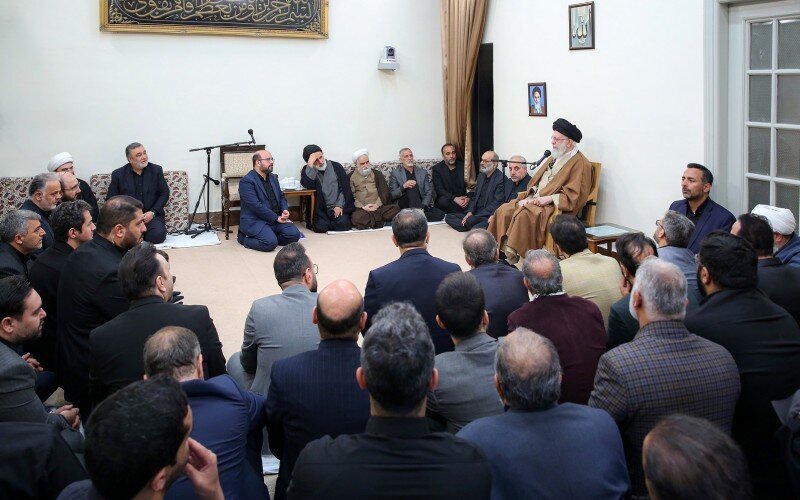 قائد الثورة الإسلامية: نهج الأئمّة «نهج الثبات والاستقامة» ودرسهم «درس المنطق والاستدلال»