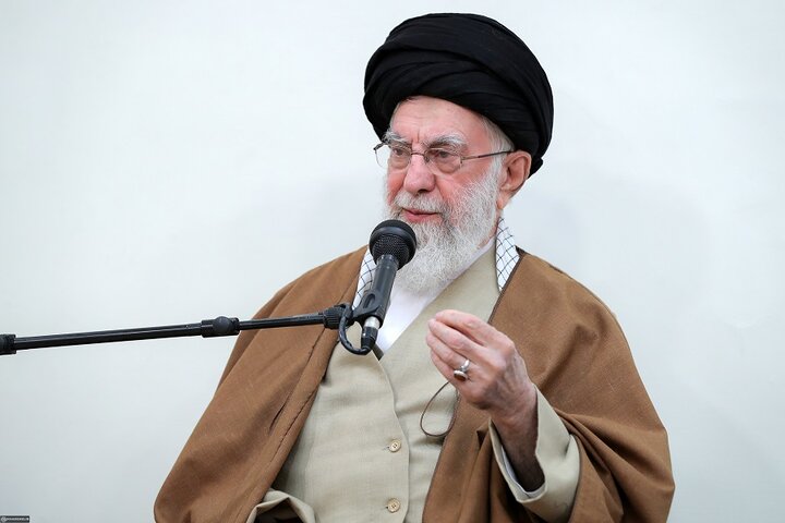 رهبر انقلاب: خط ائمه «خط ایستادگی و استقامت» است/ مردم غزه و لبنان در خط ائمه‌ی هُدی کار می‌کنند