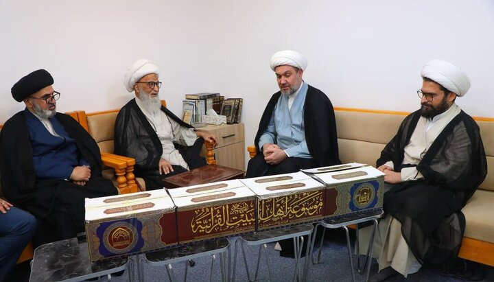 اهدای موسوعه قرآنی اهل‌بیت(ع) به آیت‌الله شیخ بشیر نجفی