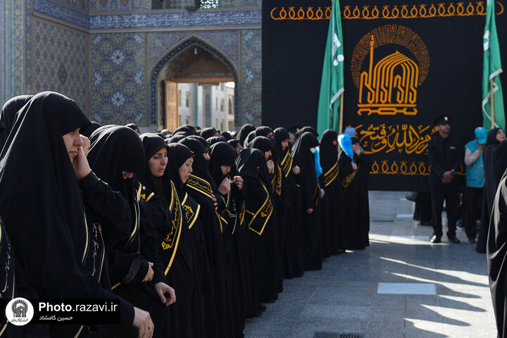 تقرير مصور/ موکب عالم آل محمد (ص) يقيم مجلس عزاء بمناسبة شهادة الإمام الصادق (ع) في حرم الإمام الرضا(ع)