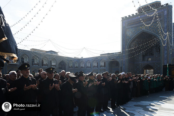 تقرير مصور/ موکب عالم آل محمد (ص) يقيم مجلس عزاء بمناسبة شهادة الإمام الصادق (ع) في حرم الإمام الرضا(ع)