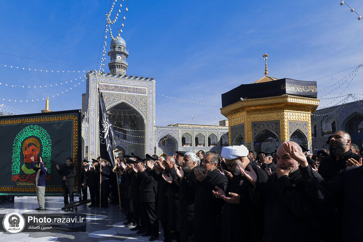 تقرير مصور/ موکب عالم آل محمد (ص) يقيم مجلس عزاء بمناسبة شهادة الإمام الصادق (ع) في حرم الإمام الرضا(ع)