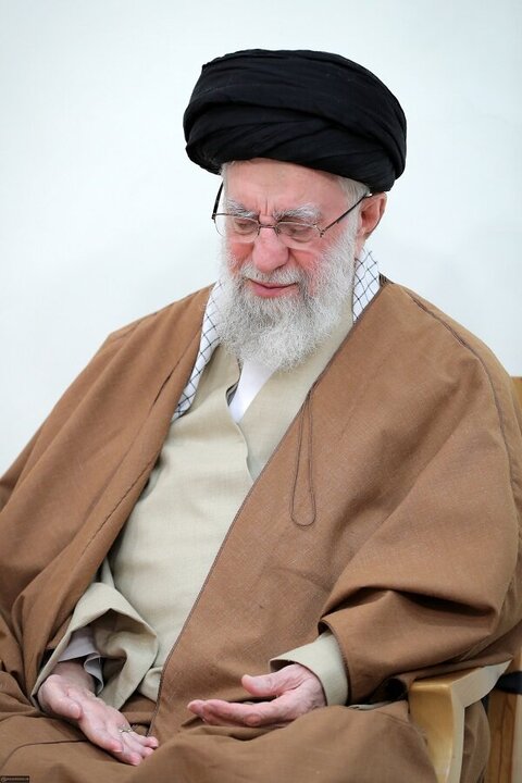 تقرير مصور/ قائد الثورة الاسلامية يشارك في مجلس عزاء شهادة الامام الصادق (ع)