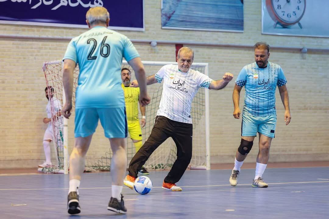 Michezo ni Afya | Rais wa Iran Dr. Masoud Pezeshkian, akishiriki katika mchezo wa soka kusherehekea Michango ya Wafanyakazi Kote Nchini + Picha