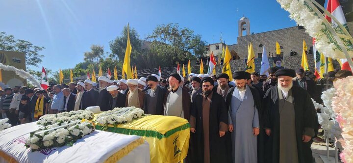 جماهير المقاومة يشيّعون الشّهيد الشيخ طليع زين الدين وكريمته في صفد البطيخ جنوب لبنان