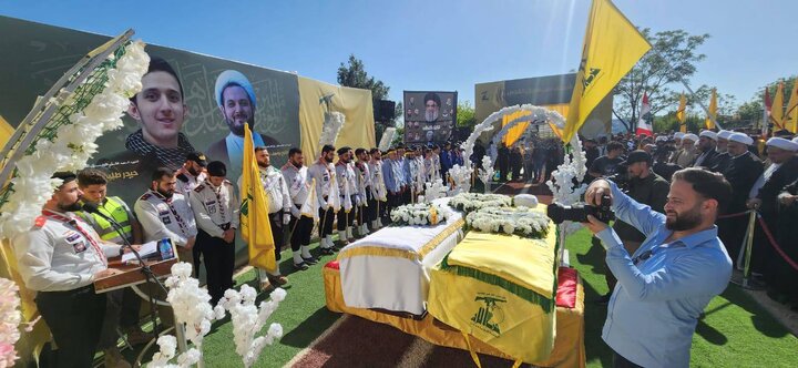 جماهير المقاومة يشيّعون الشّهيد الشيخ طليع زين الدين وكريمته في صفد البطيخ جنوب لبنان