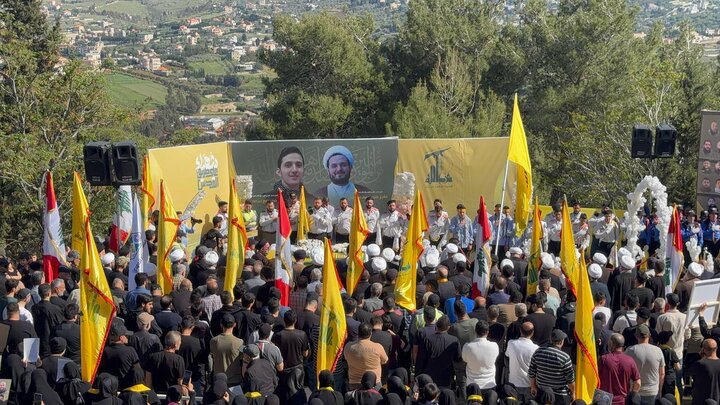جماهير المقاومة يشيّعون الشّهيد الشيخ طليع زين الدين وكريمته في صفد البطيخ جنوب لبنان