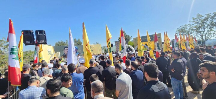 جماهير المقاومة يشيّعون الشّهيد الشيخ طليع زين الدين وكريمته في صفد البطيخ جنوب لبنان