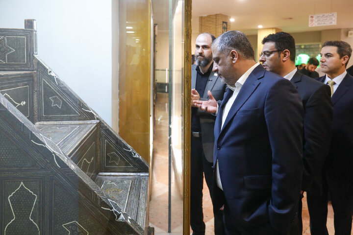 تشرف وزير الرياضة والشباب العراقي إلى الحرم الرضوي شریف