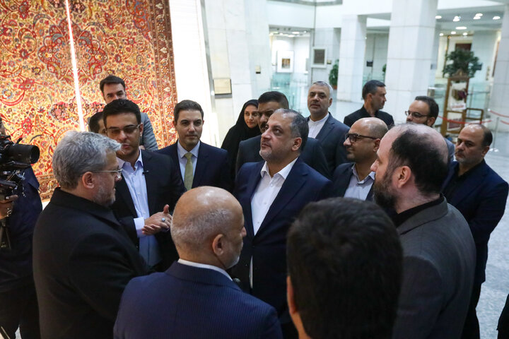 تشرف وزير الرياضة والشباب العراقي إلى الحرم الرضوي شریف