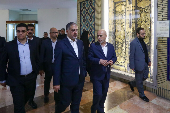 تشرف وزير الرياضة والشباب العراقي إلى الحرم الرضوي شریف