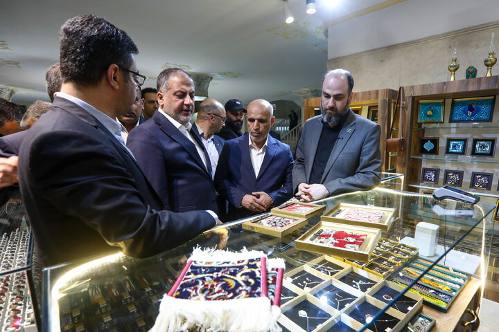 تشرف وزير الرياضة والشباب العراقي إلى الحرم الرضوي شریف