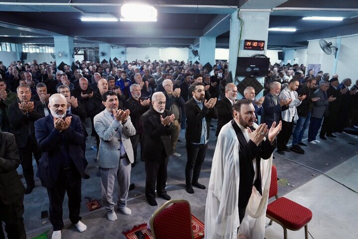 Photos: Turkish Shias perform Friday prayers in Istanbul