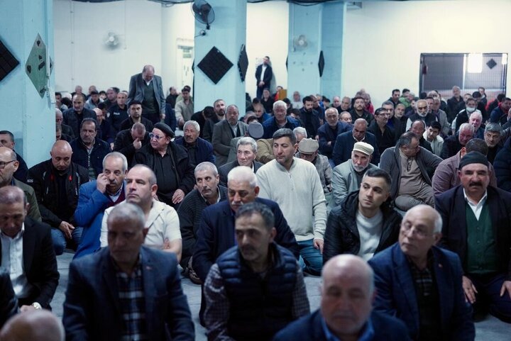 Photos: Turkish Shias perform Friday prayers in Istanbul