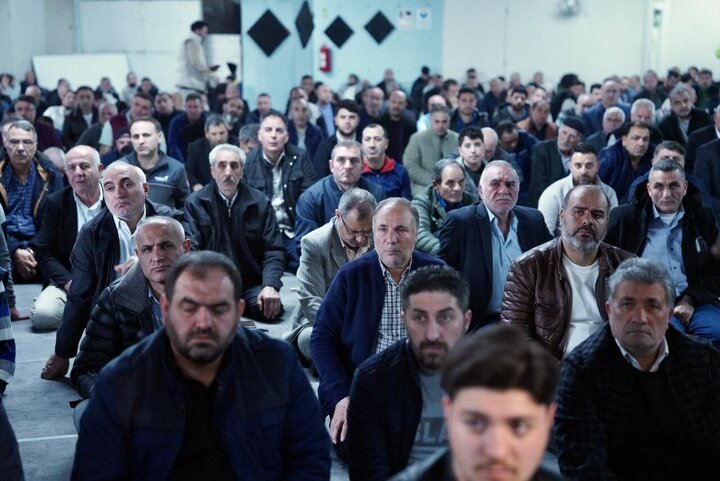 Photos: Turkish Shias perform Friday prayers in Istanbul