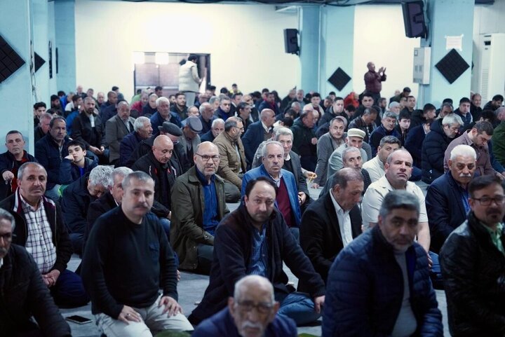 Photos: Turkish Shias perform Friday prayers in Istanbul