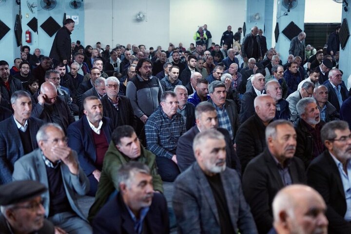Photos: Turkish Shias perform Friday prayers in Istanbul