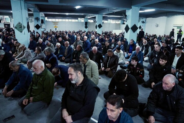 Photos: Turkish Shias perform Friday prayers in Istanbul