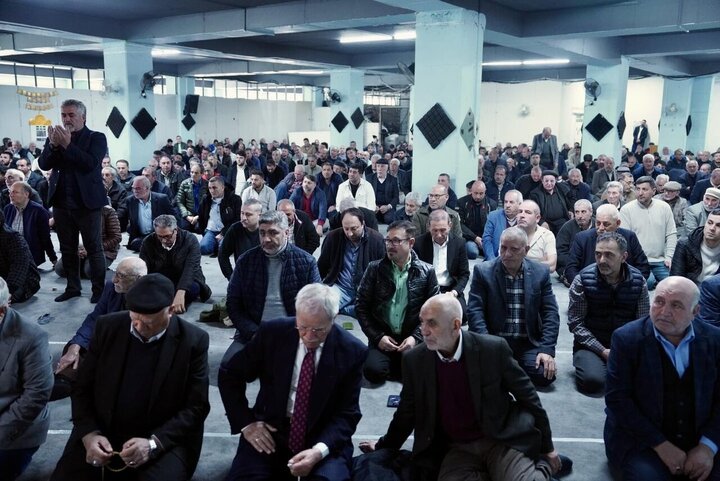 Photos: Turkish Shias perform Friday prayers in Istanbul
