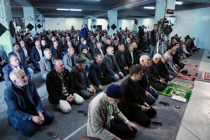 Photos: Turkish Shias perform Friday prayers in Istanbul