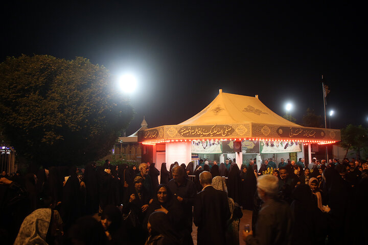 گزارش تصویری | حال و هوای حرم قم در شام شهادت امام صادق (ع)