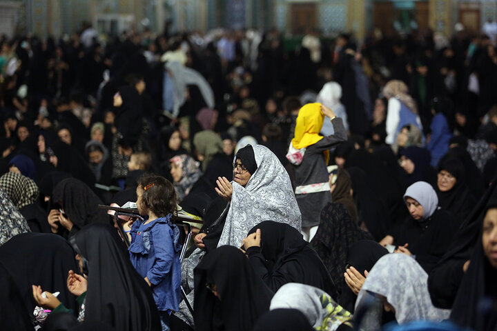 گزارش تصویری | حال و هوای حرم قم در شام شهادت امام صادق (ع)