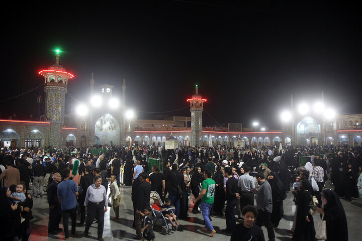 گزارش تصویری | حال و هوای حرم قم در شام شهادت امام صادق (ع)