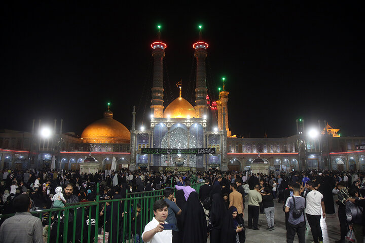 گزارش تصویری | حال و هوای حرم قم در شام شهادت امام صادق (ع)
