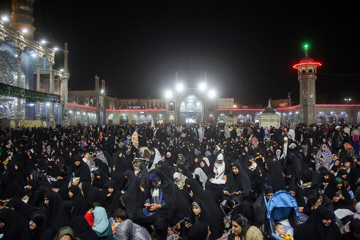 گزارش تصویری | حال و هوای حرم قم در شام شهادت امام صادق (ع)