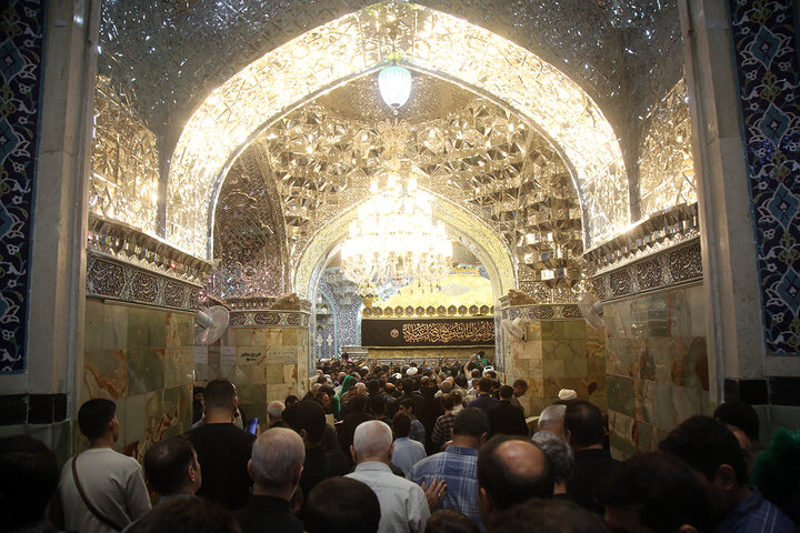 گزارش تصویری | حال و هوای حرم قم در شام شهادت امام صادق (ع)