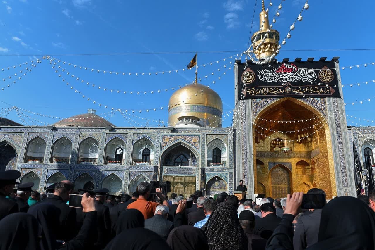 الحزن یُخیم على الحرم الرضوي الشريف في ليلة استشهاد الإمام الصادق (ع)