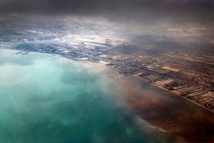 بازدید هوایی پزشکیان از بندر شهید رجایی