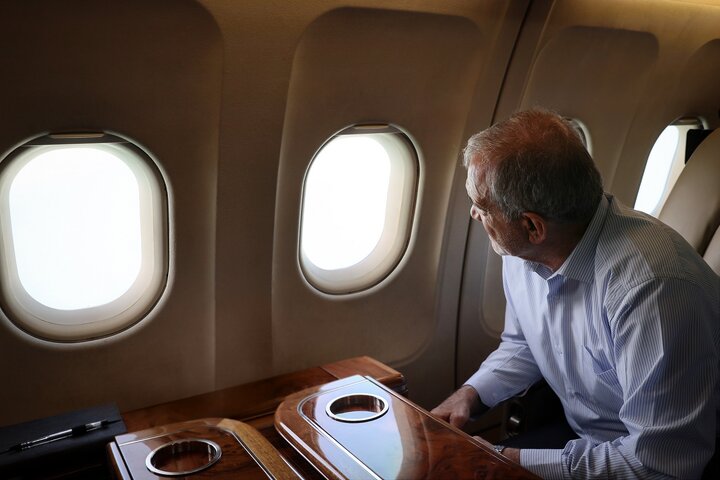 بازدید هوایی پزشکیان از بندر شهید رجایی