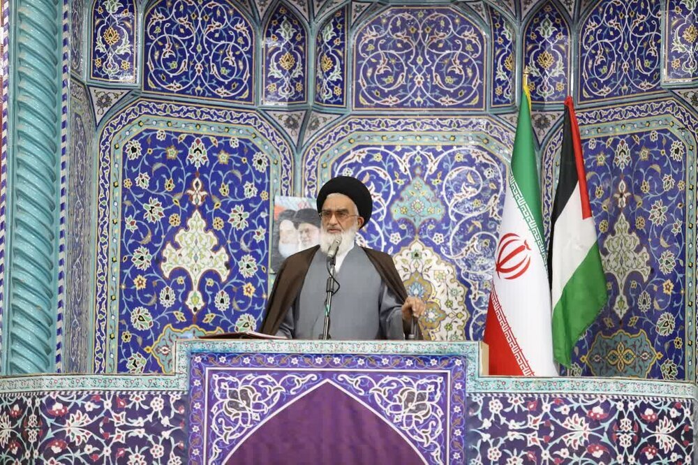 Qom Friday prayer Imam: World views Iran-U.S. talks as an extraordinary event