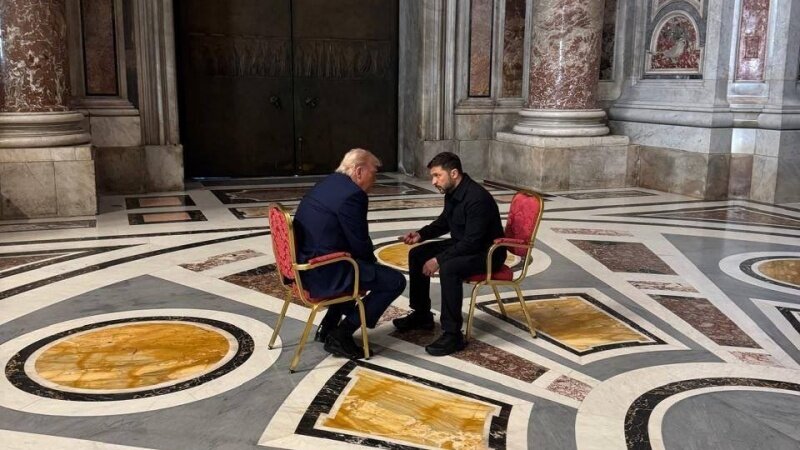 Скандальное фото личной беседы Трампа и Зеленского в Ватикане
