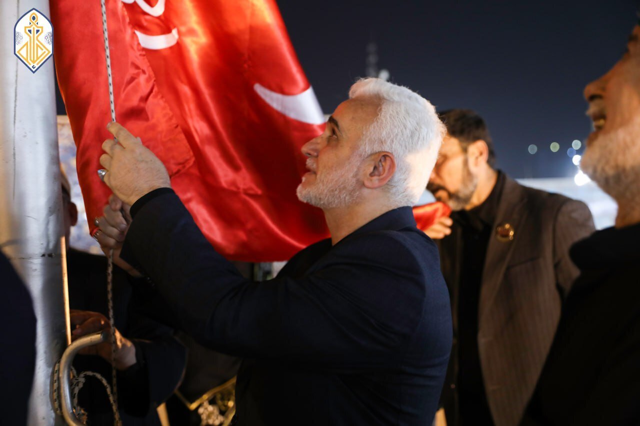 Raising "Ya Zainab" flag in courtyard of al-Kazimayn holy shrine (+Photos, Video)