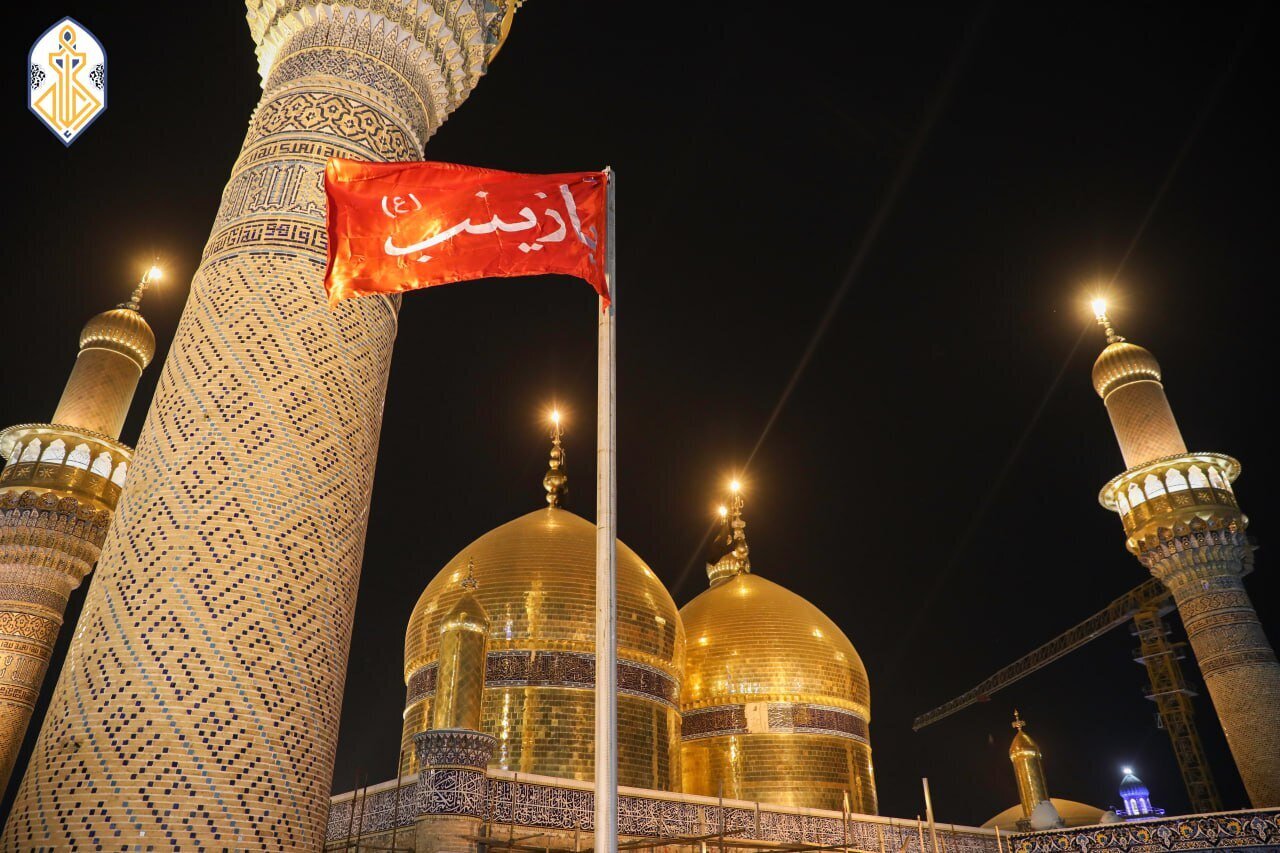 Raising "Ya Zainab" flag in courtyard of al-Kazimayn holy shrine (+Photos, Video)