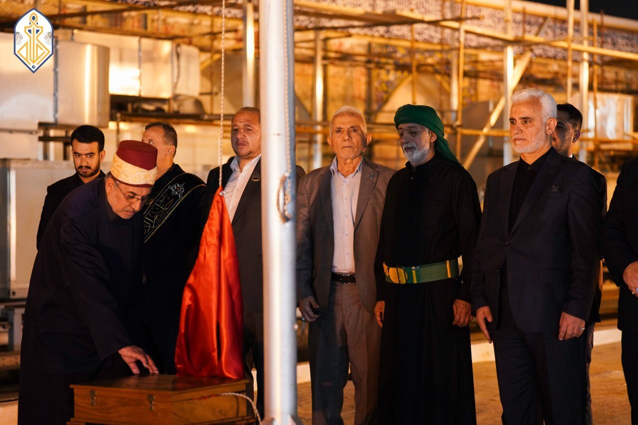 Raising "Ya Zainab" flag in courtyard of al-Kazimayn holy shrine (+Photos, Video)