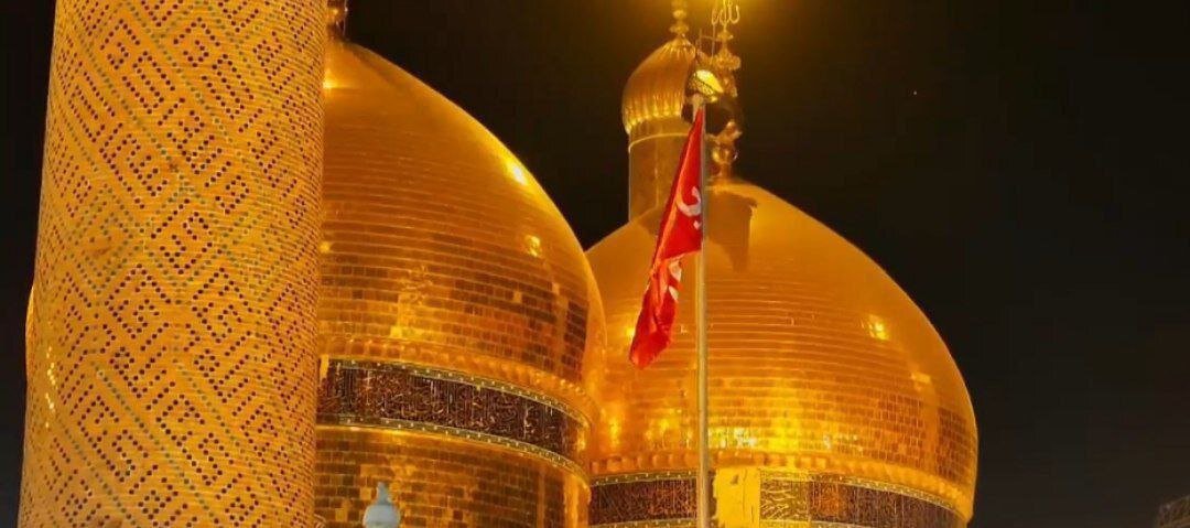 فیديو | العتبة الكاظمية المقدسة ترفع الراية الزينبية ردًا على إنزالها من فوق قبة مرقد السيدة زينب (ع)