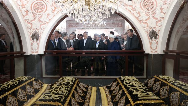 دکتر پزشکیان حرم حضرت بیبی هیبت (س) را در باکو زیارت کرد دکتر پزشکیان حرم حضرت بیبی هیبت (س) را در باکو زیارت کرد