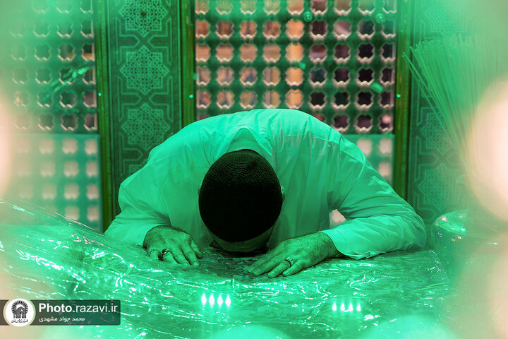 غبارروبی ضریح مطهر حضرت رضا(ع) در آستانه دهه کرامت