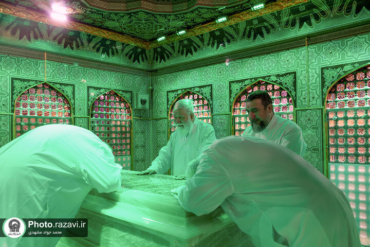 غبارروبی ضریح مطهر حضرت رضا(ع) در آستانه دهه کرامت