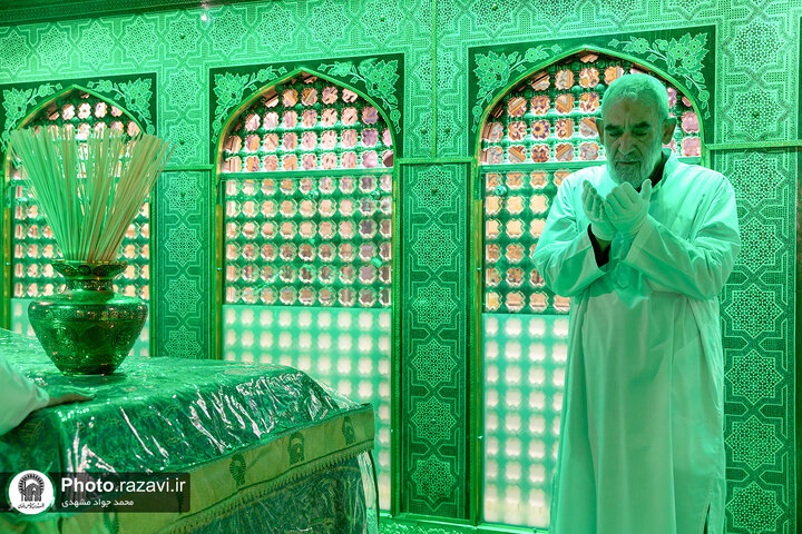 غبارروبی ضریح مطهر حضرت رضا(ع) در آستانه دهه کرامت