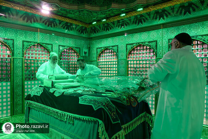 غبارروبی ضریح مطهر حضرت رضا(ع) در آستانه دهه کرامت